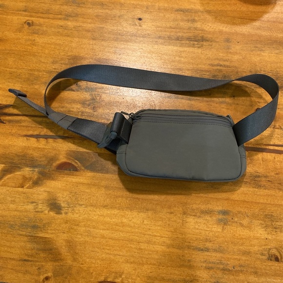 Brand new lululemon belt bag - Picture 2 of 2